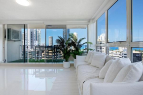 Large Waterfront Apartment in Surfers Paradise - CoastHM